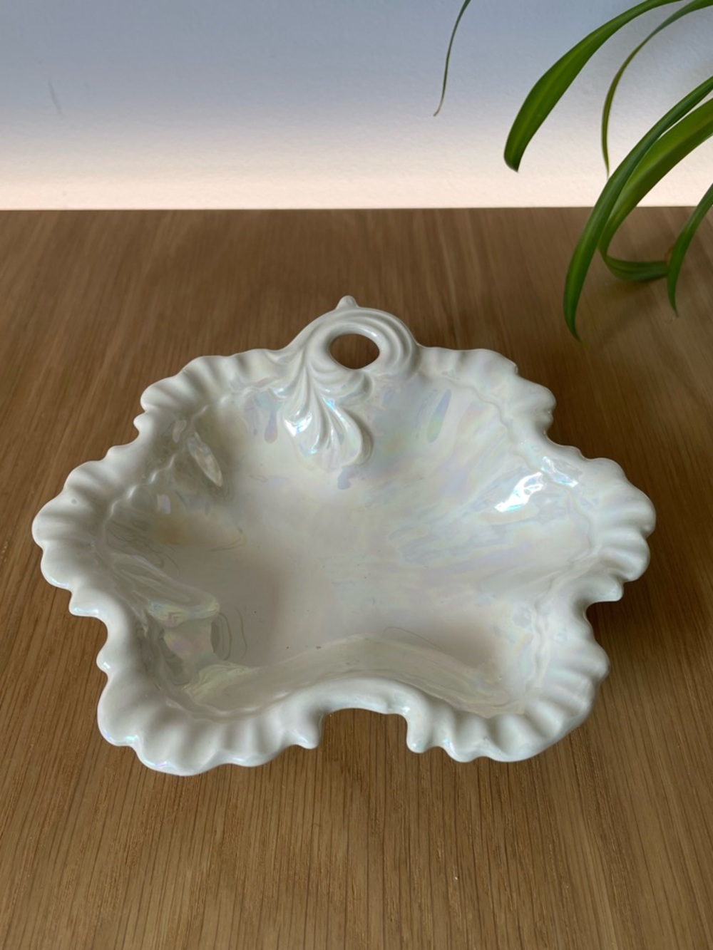 Vintage Iridescent White Decorative Ruffle Leaf Trinket Soap Ring Dish